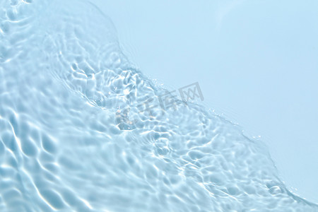 透明的蓝色清晰平静的水面纹理 