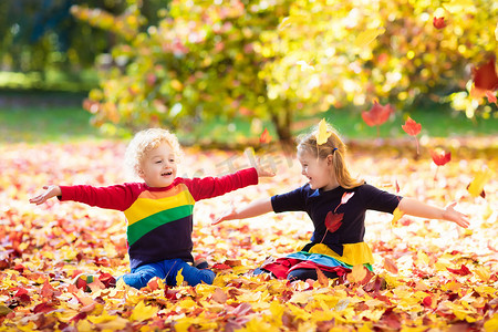 秋天的公园玩，孩子们。小儿秋季.