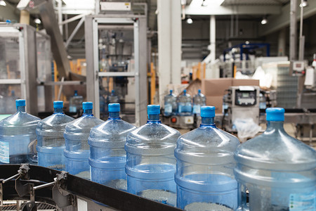 瓶装植物. 将纯矿物碳酸水装入瓶子的水灌装生产线