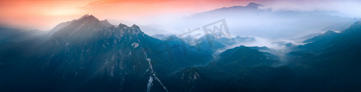 雾中的全景长城, 中国