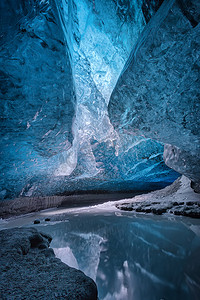 在冰岛瓦特纳冰原的冰洞.