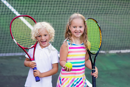 孩子们在室外球场上打网球