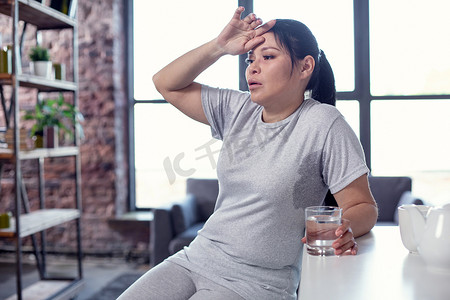 郁闷摄影照片_郁闷疲惫的女人感冒了