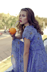 橘子摄影照片_女孩她手里拿着桔子