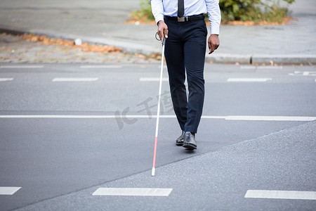 走在大街上的盲人 