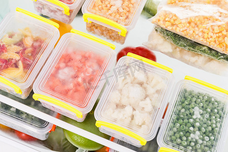 冰箱里摄影照片_冰箱里的冷冻食品.冰箱架子上的蔬菜.