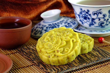 中国农历新年摄影照片_桂花饼是中国传统的中秋节、农历新年和其他任何特殊节日的甜甜的糕点。桂花蛋糕配下午茶,精选焦点