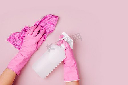女性手清洁在淡粉红色的背景。清洁或管家的概念背景。复制空间。平躺, 顶部视图.