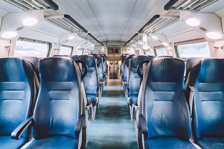 意大利伦巴第二等车车厢的内部。 列车内部。 通勤火车上的蓝色座位。 意大利火车车厢的内部。 空无一人
