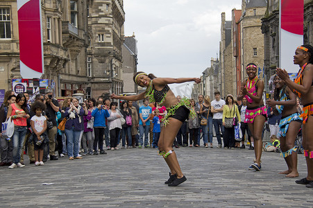 爱丁堡艺术节的非洲舞者