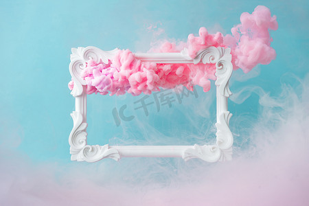 形状边框摄影照片_白色的复古框架在柔和的蓝色背景与抽象的粉红色云形状。最小的边框构成.
