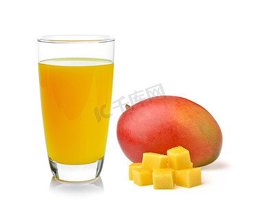 满杯芒果汁和芒果孤立的白色背景上