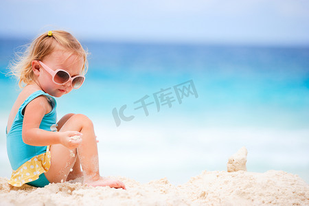 在海滩上玩耍的小女孩