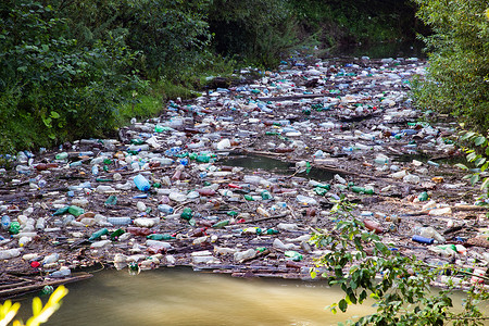 充满塑料污染背景的河流