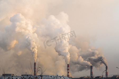 天安门背景图竖版摄影照片_灰天背景下浓烟造成空气污染的工业烟囱