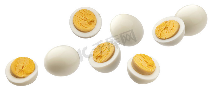 从白色背景中分离出来的煮熟的鸡蛋坠落