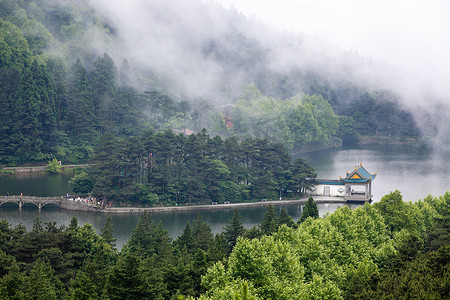庐山摄影照片_云和雾浮在湖中