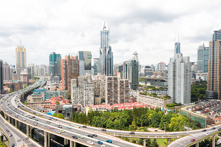 现代化的建筑和高架道路的上海
