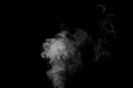 白色的烟雾，黑色的背景上的烟，以增加你的照片。完美的烟雾，蒸汽，芬芳，香水为您的照片.