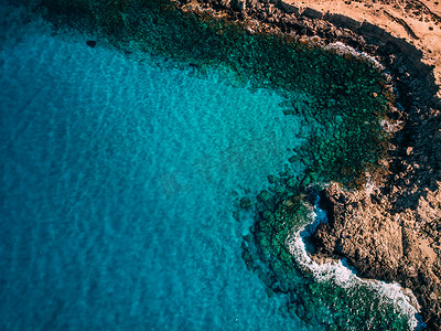 头顶落基海岸与水晶般清澈的蓝色水， 塞浦路斯， 蓝色泻湖