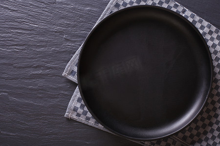 黑色，黑色摄影照片_黑色的空盘子在桌子上。顶视图水平