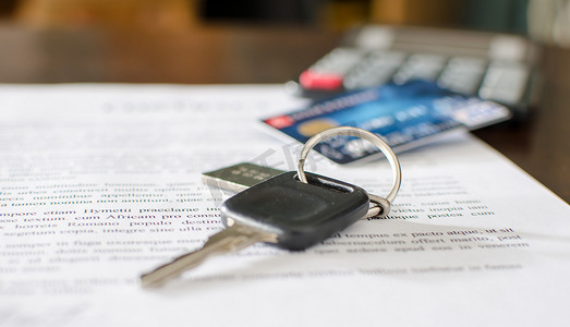 车信用卡摄影照片_车钥匙，信用卡上签订的销售合同