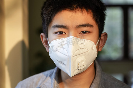 学生防疫摄影照片_戴口罩的男孩肖像特写
