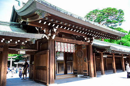 日本东京： 日本风格的大门位于东京涩谷的明治神宫