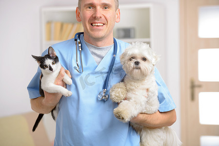 happy摄影照片_Happy vet with dog and cat