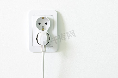 欧洲白色电源插座插座堵住在白墙上