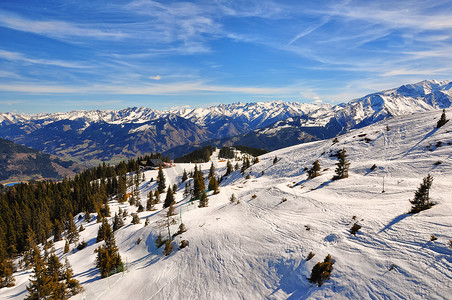 奥地利阿尔卑斯山摄影照片_奥地利阿尔卑斯山滑雪坡与树