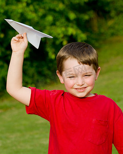 纸飞机小孩摄影照片_小孩在玩纸飞机