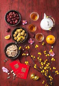 平放中式新年餐饮及装饰用品。文本显示在图像中: 繁荣.