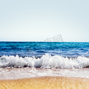 沙滩上的海浪