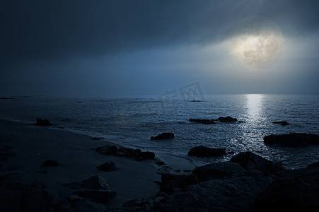 空的海边，在多云的月圆夜