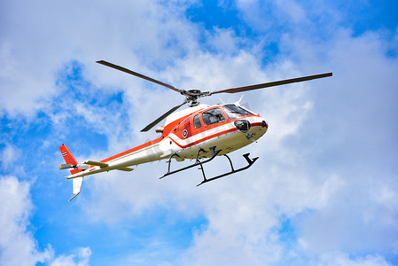 直升机在天空飞行/白色红色飞行直升机在蓝天与云好空气明亮的天-直升机抢救