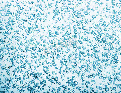 水里气泡摄影照片_氧气泡在清澈湛蓝的水里, 靠近。矿泉水。富含氧气的水.