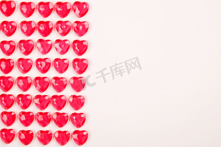 红桃红色的心糖果在白色背景下排成一行。情人节贺卡礼品.