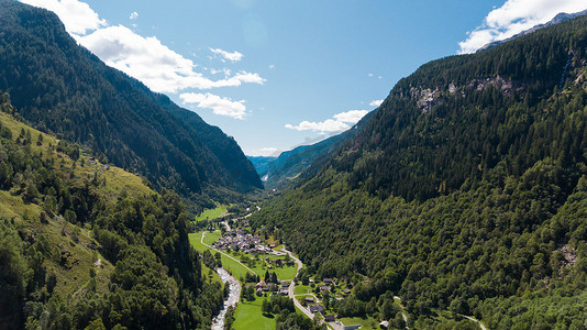 空中视图在小行政区格劳宾登在瑞士