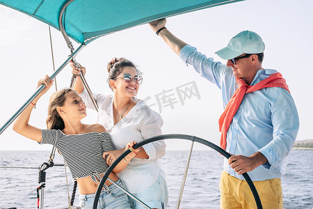 旅途愉快的家庭在帆船度假中的乐趣- -父母一起享受豪华游艇之旅- -旅行冒险和爱人们的概念
