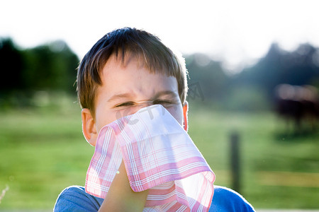 虽然你在擤鼻子一块白手帕在自然中的花粉过敏的孩子