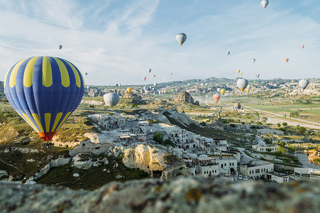 空中热气球的前景色, 飞越城市景观, 土耳其