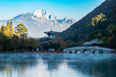 云南古城摄影照片_玉龙雪山的黑龙潭之美