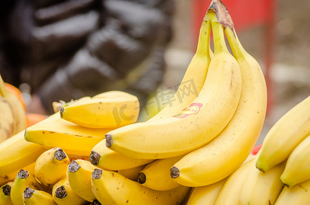 市场摊位上成熟香蕉的果实