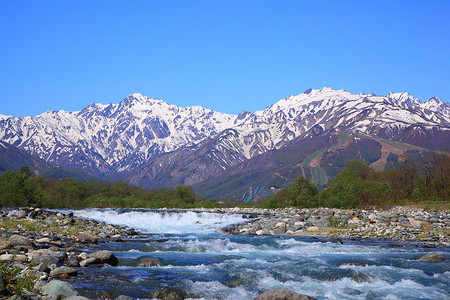 日本阿尔卑斯山摄影照片_日本阿尔卑斯山与河