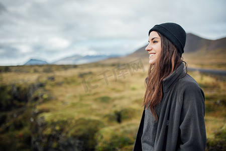 参观冰岛国家公园的女性旅游徒步旅行者。野营期间的风雨。探索野生自然的旅游妇女。自然和环境欣赏。徒步旅行者 acchievement