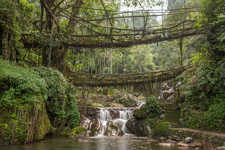 著名的双层生活根桥附近的 Nongriat 村, Cherrapunjee, 梅加拉亚邦, 印度。这座桥是经过多年的训练树根形成的, 用来编织在一起的。.