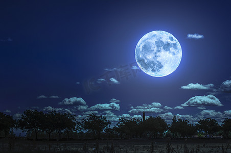 多云的天空和夜晚的月亮