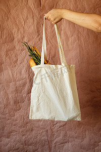 环保棉织物袋与产品搭配齐全. 可重复使用的产品袋。 帆布袋从市场免费塑料购物袋。 零废物使用较少的塑料生活方式的概念。 模拟被隔离的空白模板