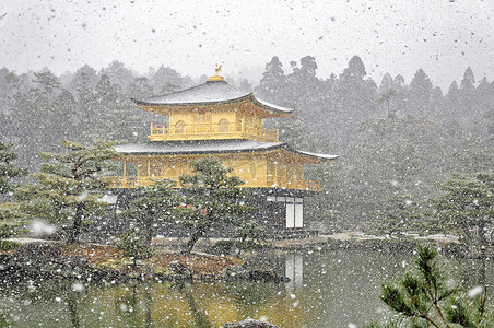 雪摄影照片_日本京都-2014 年 3 月 10 日: 旧日本金色城堡，在冬季雪的金阁寺.